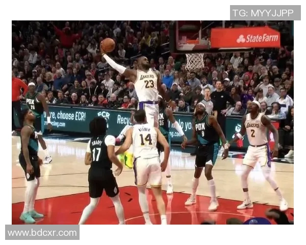 湖人队力克开拓者，拿到赛点：激情与实力的完美诠释