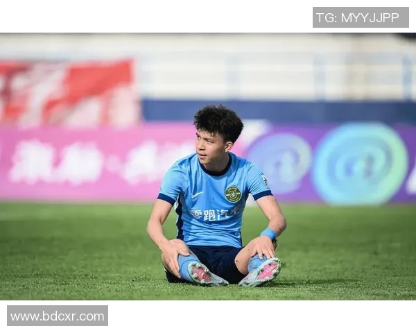 王钰栋精彩头球攻门助力球队逆转胜利展现出色竞技状态 王钰栋精彩头球攻门助力球队逆转胜利展现出色竞技状态