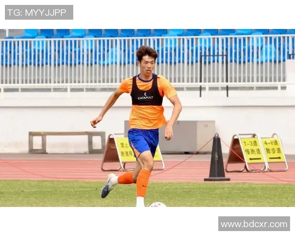 谭龙头球攻门展现绝佳技术助力球队逆转局势精彩瞬间回顾